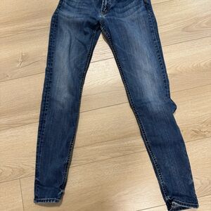 Silver Brand washed blue jeans. Suki skinny.